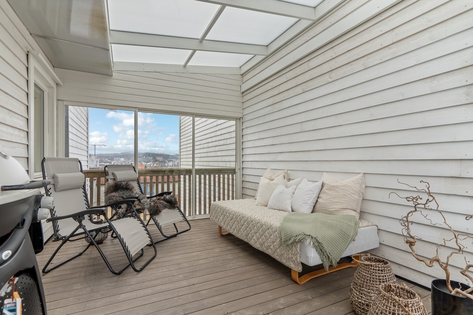 Rommelig hagestue. Galleribilde