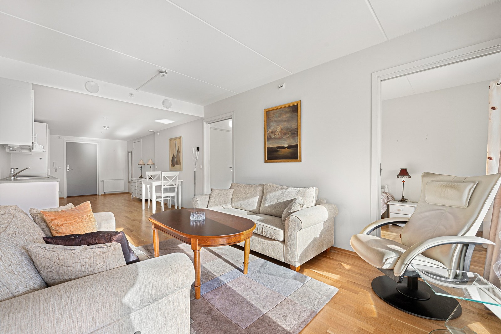 Lys og arealeffektiv planløsning med romslig oppholdsrom og godt soverom. Galleribilde