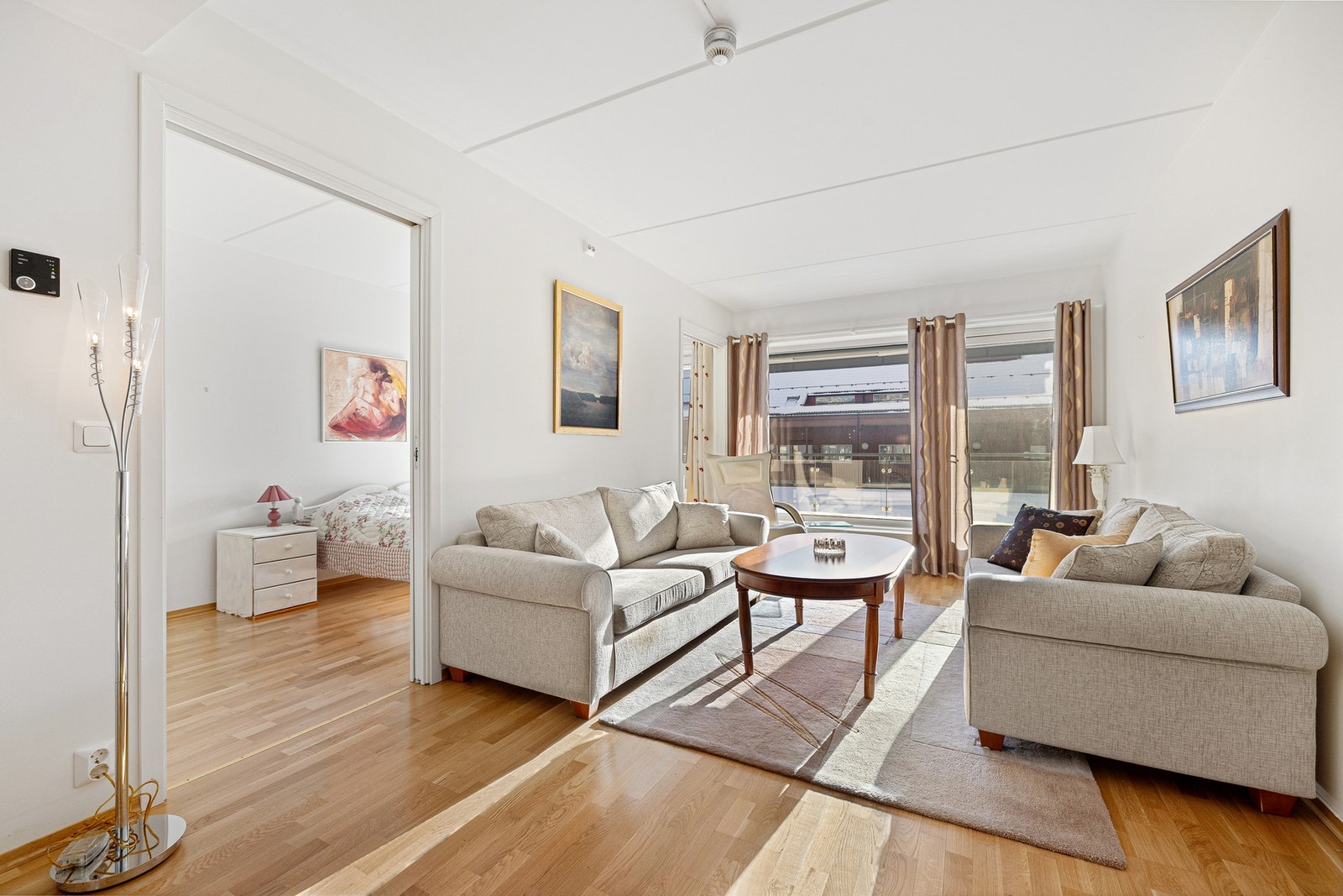 En moderne og pen 2-roms selveierleilighet beliggende i 2. etasje på populære Blinktunet. Galleribilde