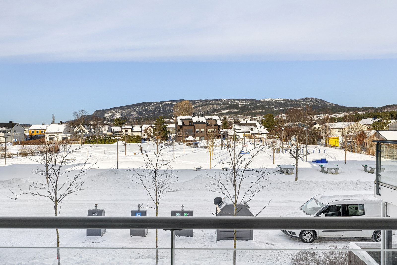 Her bor du med gangavstand til butikker, kaféer, Torgkvartalet, legekontor og øvrige servicetilbud, samtidig som området er skjermet fra gjennomgangstrafikk. Galleribilde