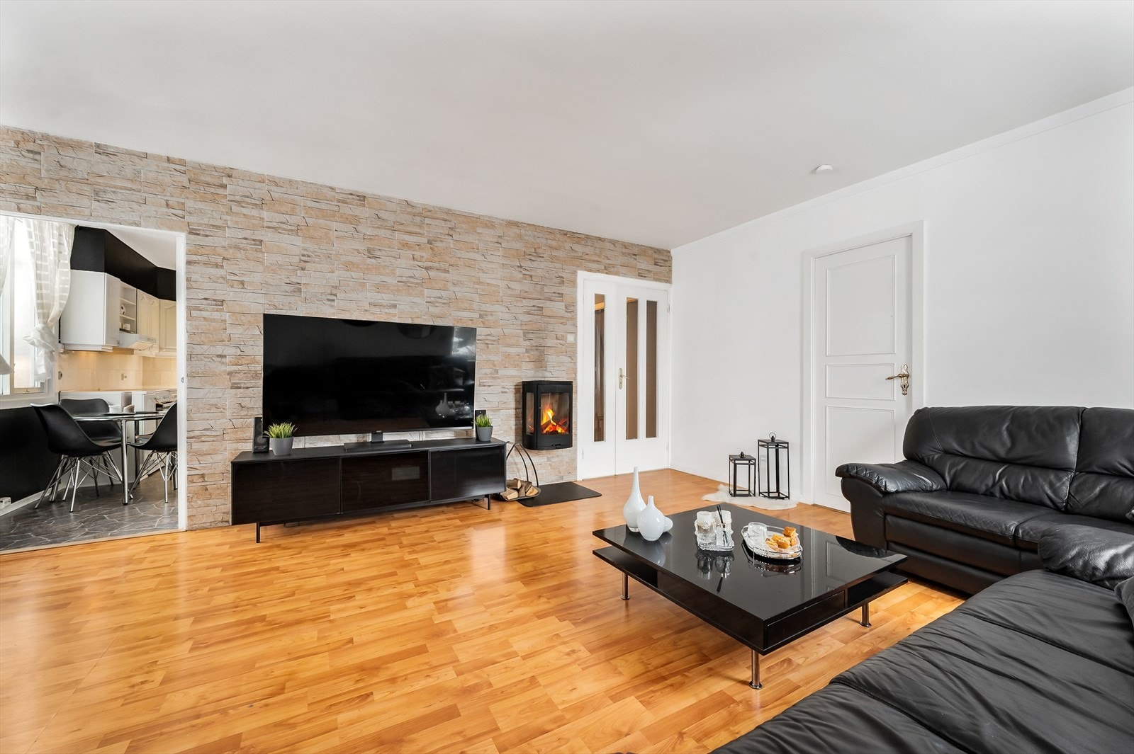 Lys og romslig stue med mange muligheter. Galleribilde