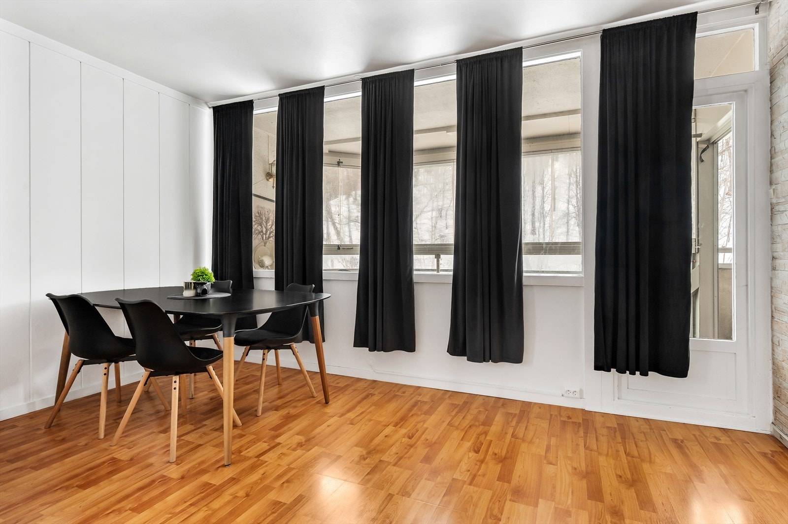 Store vinduer mot naturen slipper inn godt med lys. Galleribilde