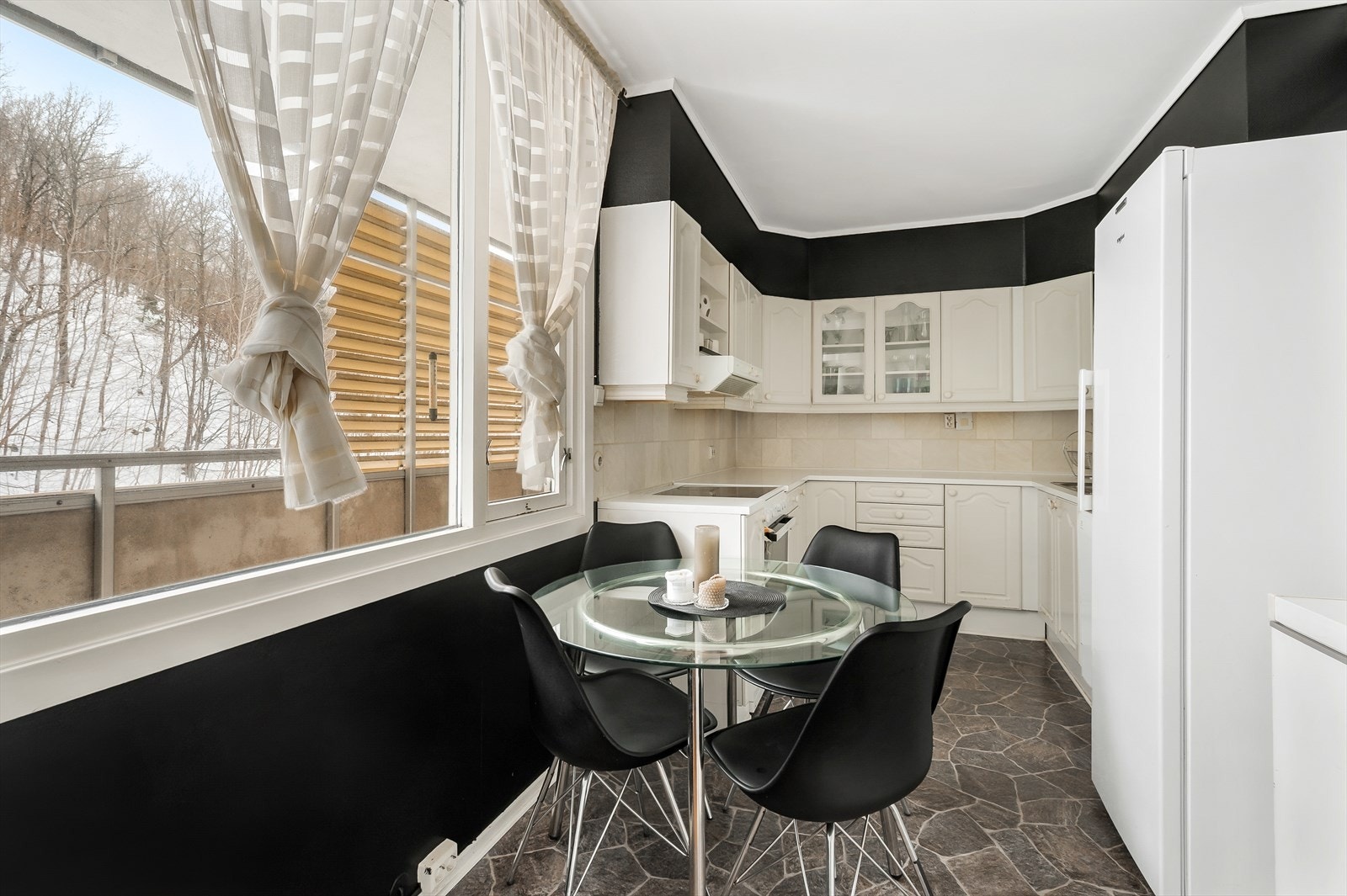 Lyst kjøkken med mye skap- og benkeplass. Galleribilde