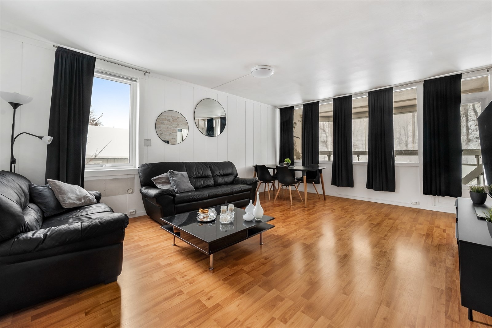 Her er det god plass til både sofakrok og spisebord til familie og venner. Galleribilde