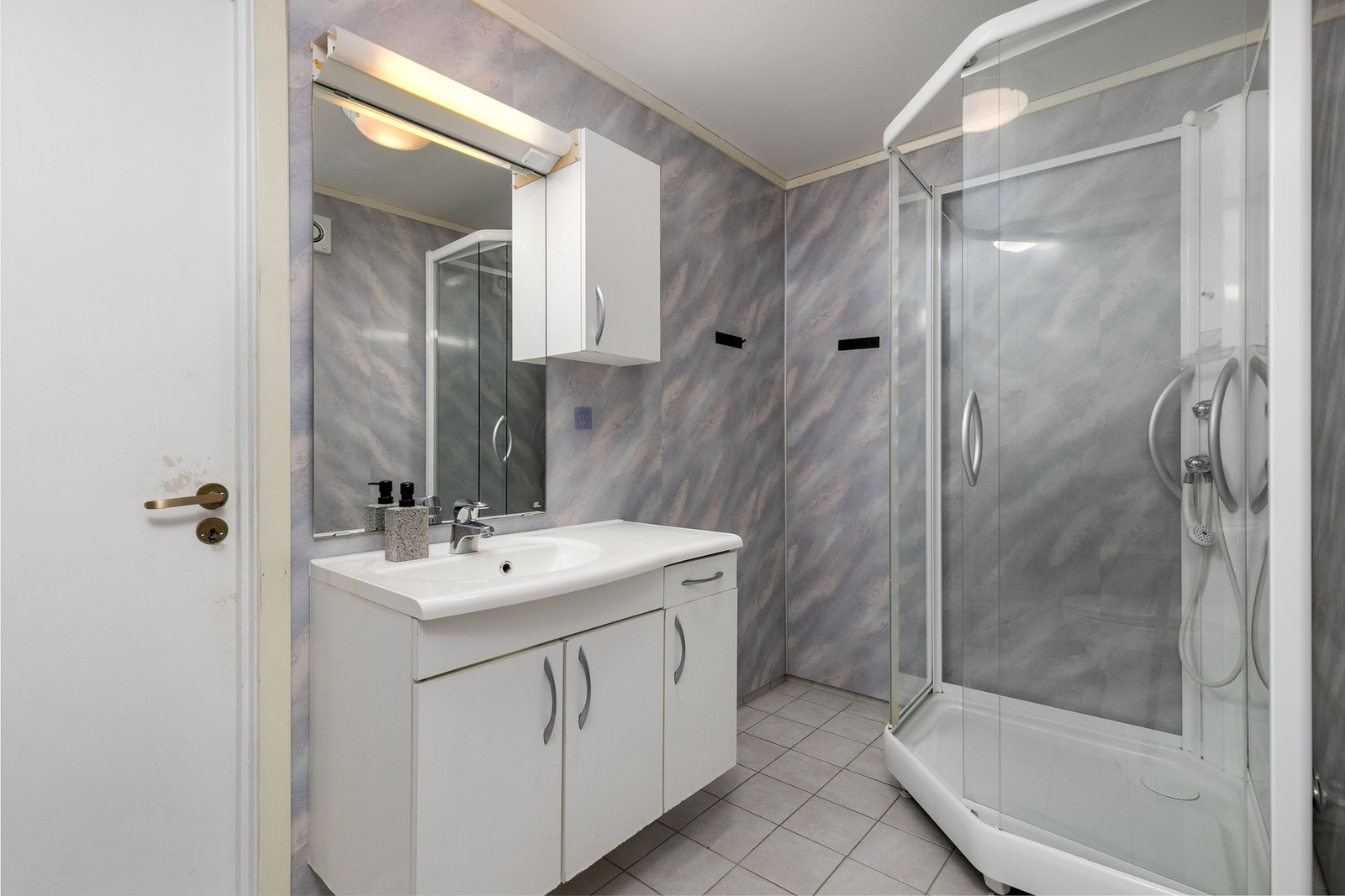 Bad fra 2005 med varmekabler i gulv for ekstra komfort og mekanisk ventilasjon. Badet er tilkoblet boligens mekaniske avtrekk Galleribilde