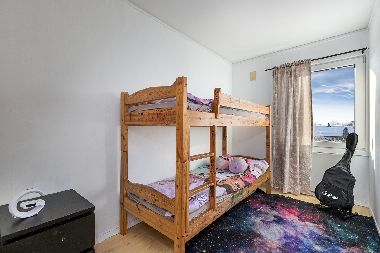 Soverom med gode lysforhold og plass til både seng, skrivepult og garderobe. Galleribilde