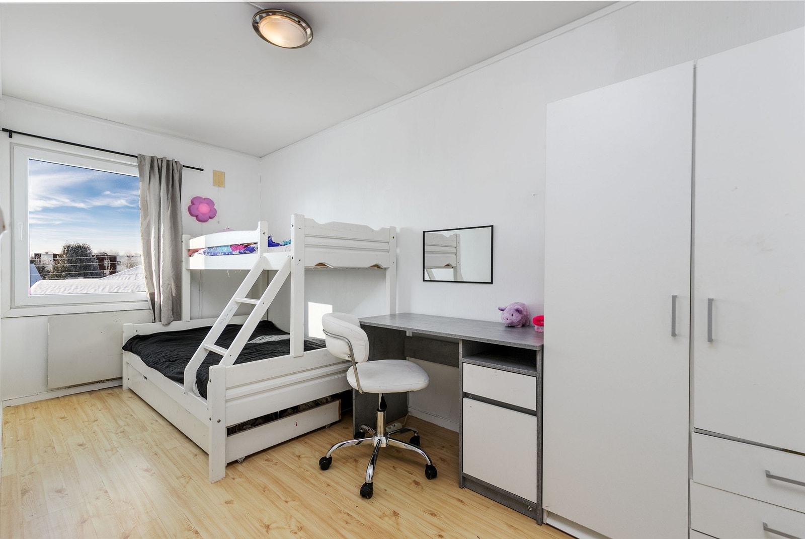 Soverom med laminatgulv og malte overflater gir et moderne og vedlikeholdsvennlig uttrykk. Galleribilde