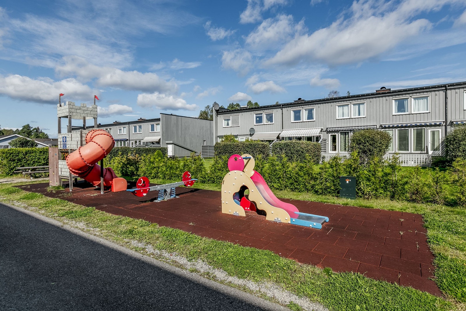 Lekeplass foran rekkehuset. Galleribilde