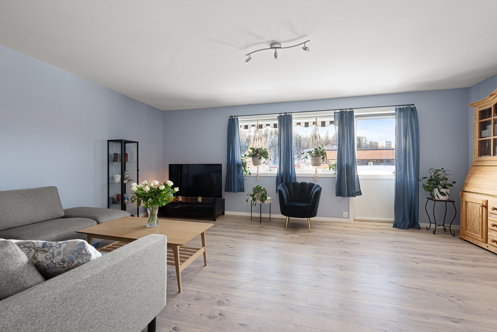 Lys og trivelig stue med god romfølelse og fine møbleringsmuligheter Galleribilde