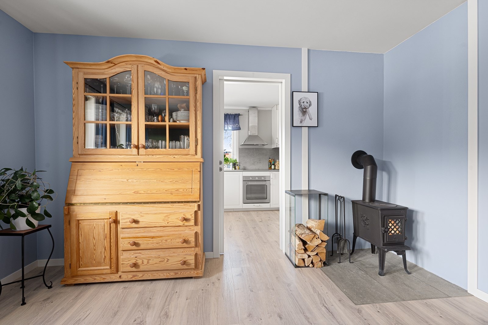 Vedovnen er tilkoblet elementpipe og skaper både varme og stemning på kjølige dager Galleribilde