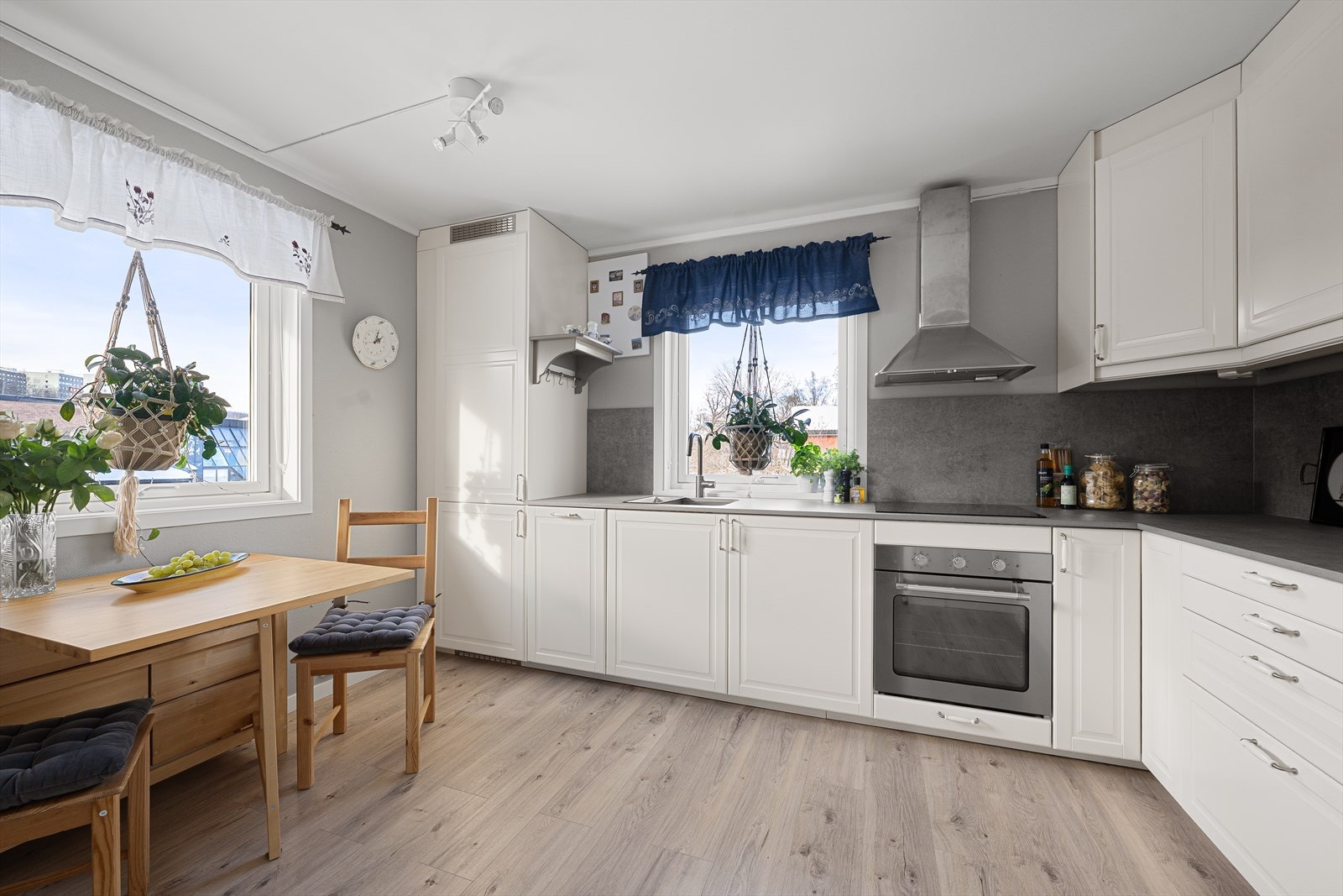 Kjøkkenet er utstyrt med integrert komfyr, smal oppvaskmaskin, platetopp og kjøl/frys Galleribilde