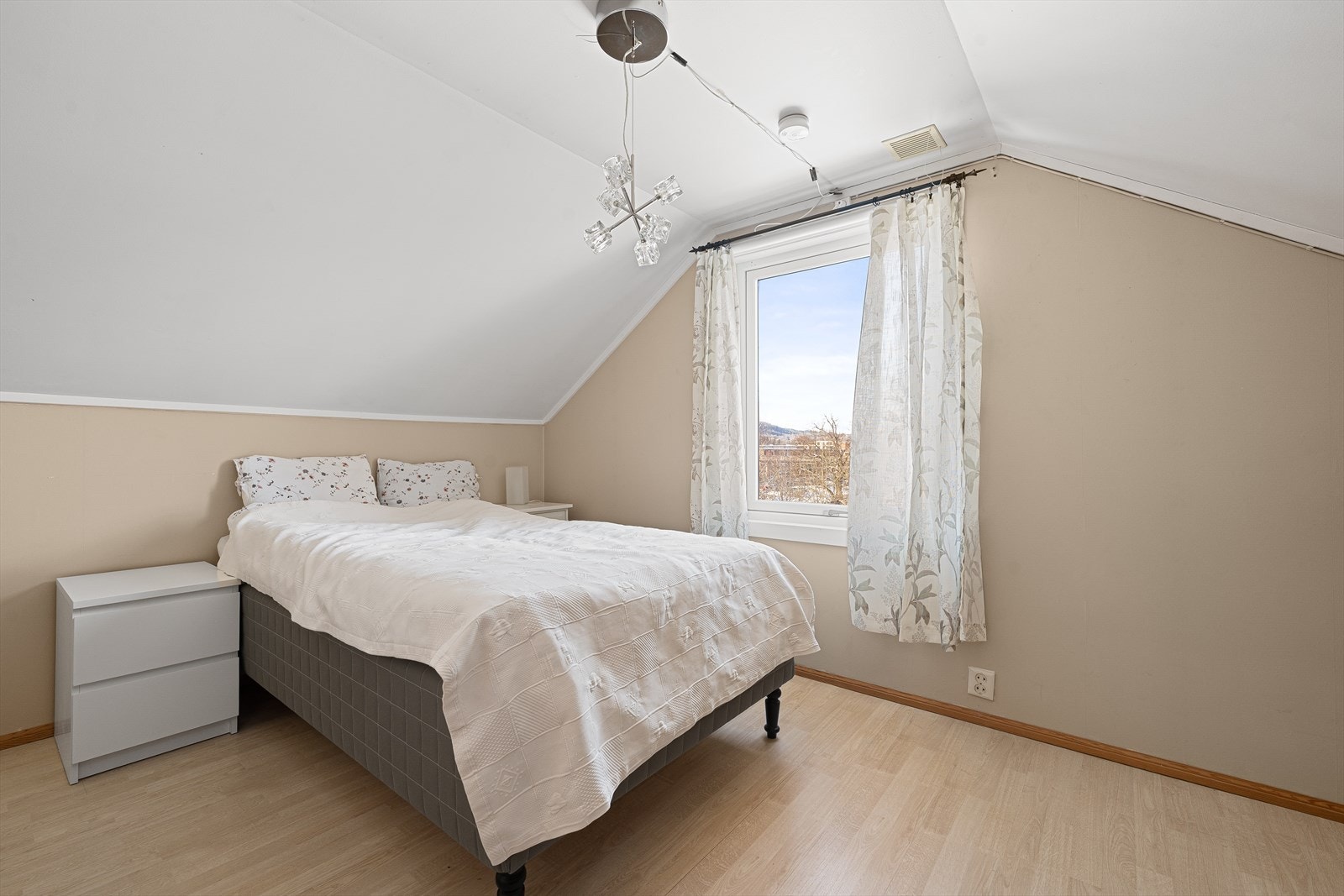 Her er det god plass til dobbeltseng og oppbevaring Galleribilde