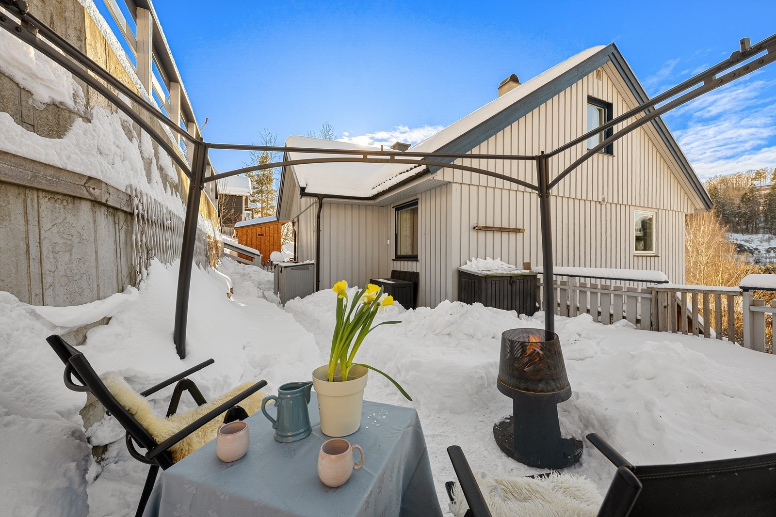 Uteplassen har god plass til utemøblement Galleribilde