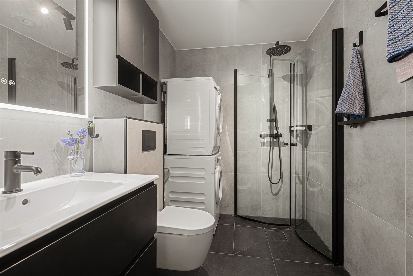 Delikat, fliselagt bad fra 2023 med moderne uttrykk - varmekabler i gulv Galleribilde