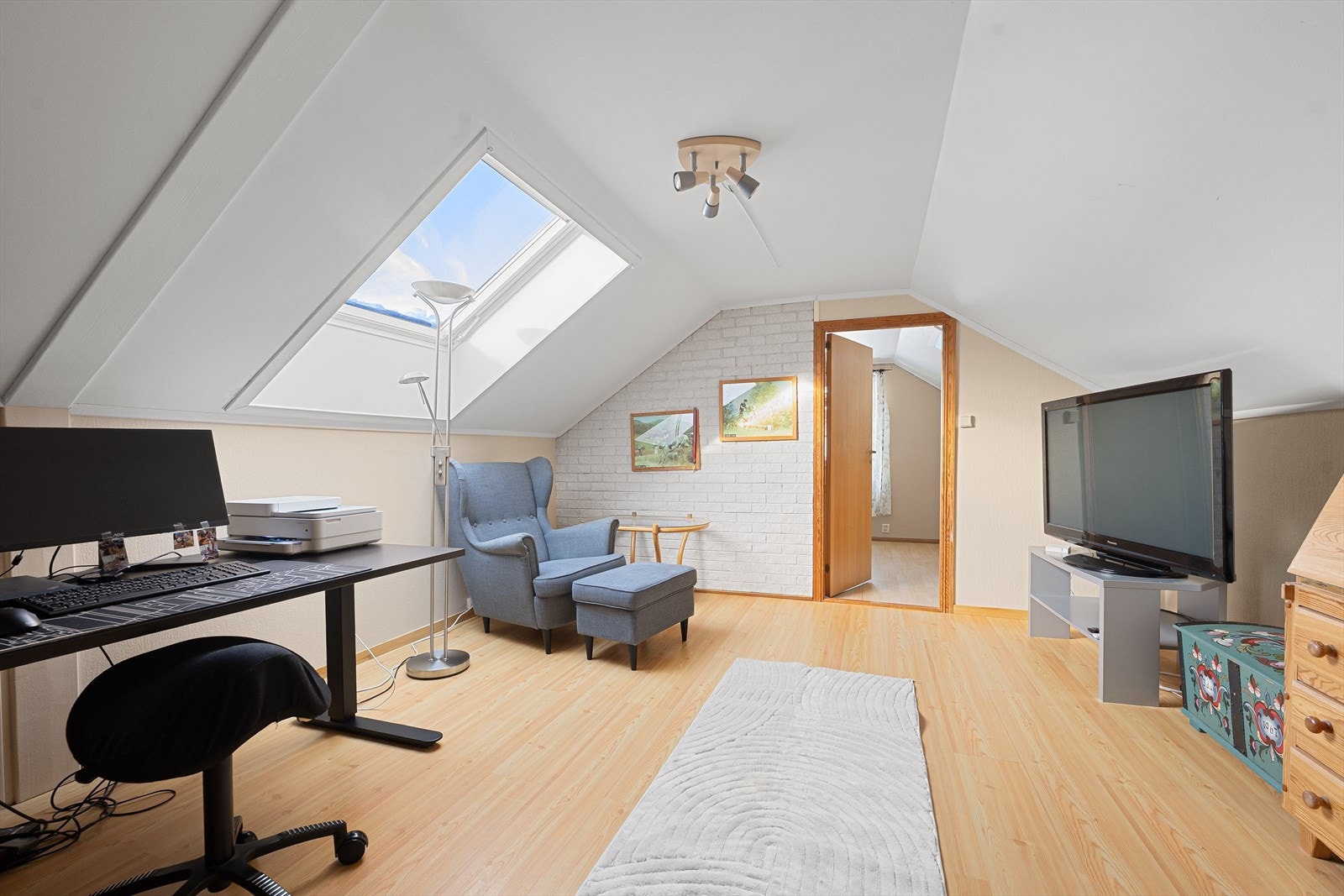 Trivelig oppholdsrom i 2. etasje med lun atmosfære og fine møbleringsmuligheter Galleribilde