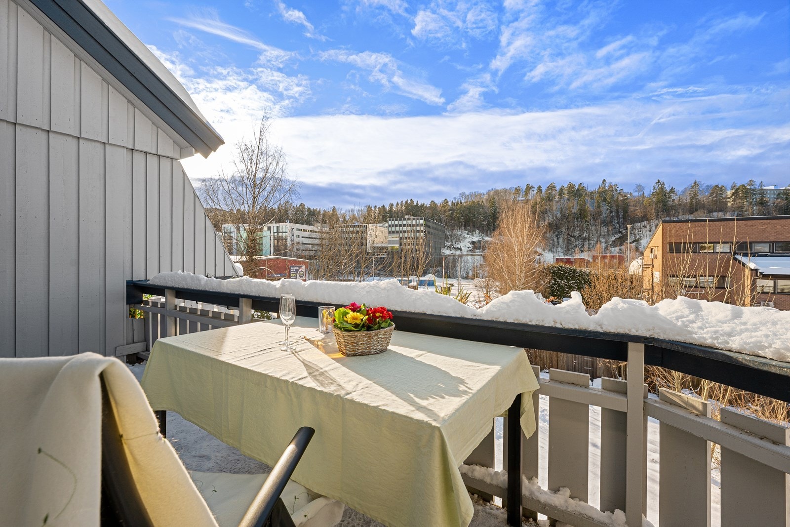 Fra stuen er det videre utgang til en koselig balkong Galleribilde