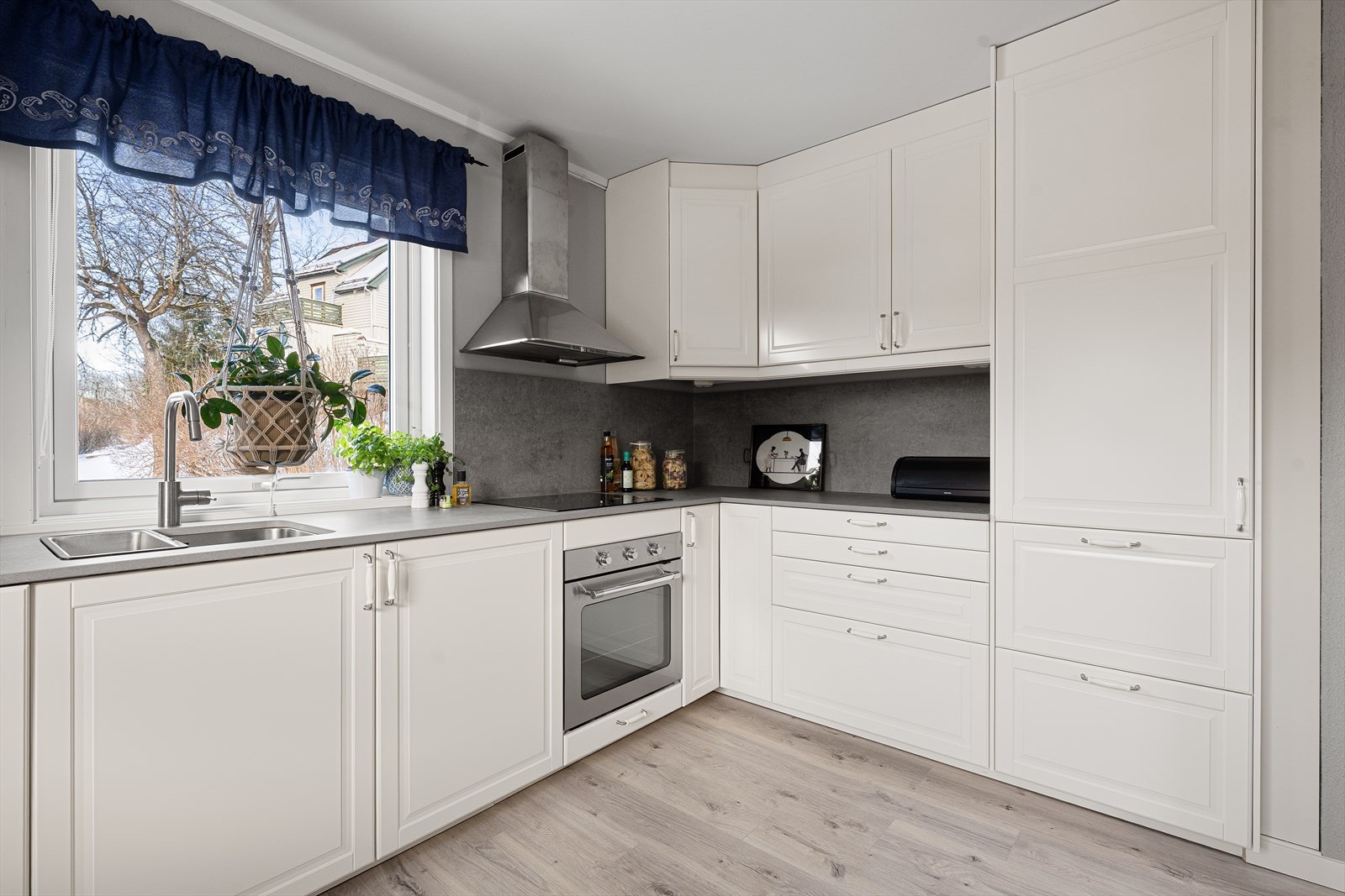 Her får du en moderne og funksjonell kjøkkenløsning som harmonerer godt med boligens oppgraderte standard Galleribilde