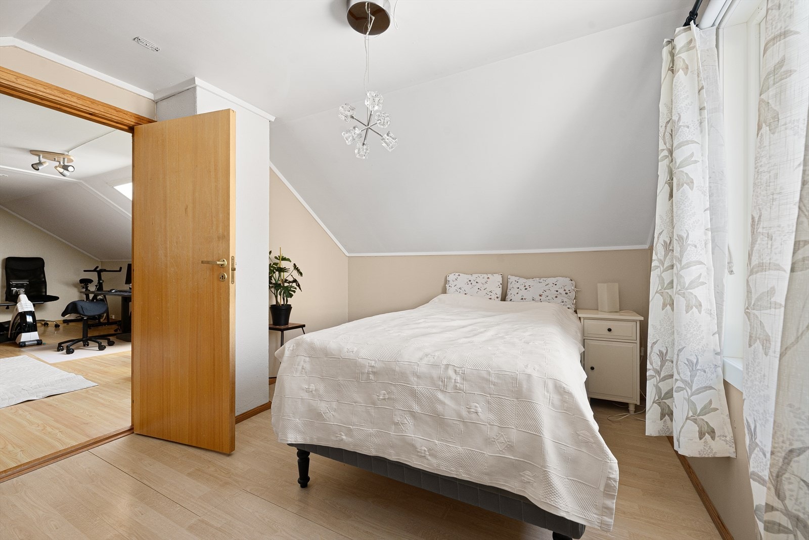 I 2. etasje finner du et lyst og trivelig soverom med takvindu som gir rikelig med naturlig lys og en luftig romfølelse Galleribilde