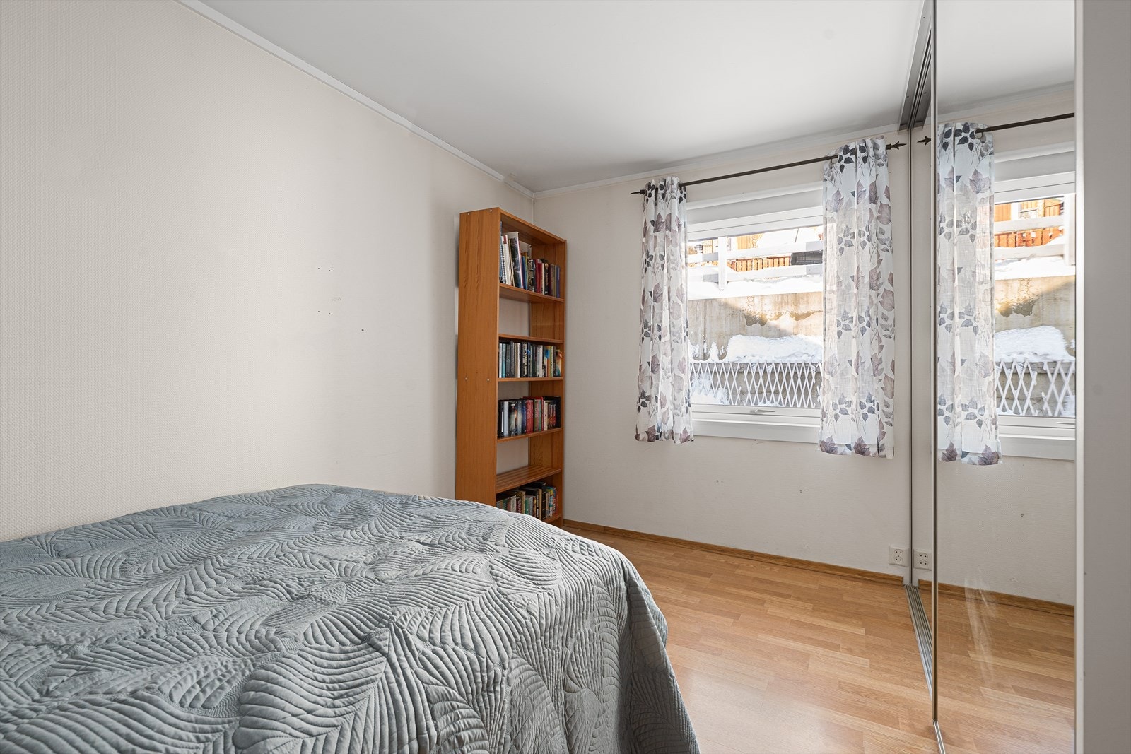 I 1. etasje ligger et soverom med plass til seng og garderobeløsning - et rom som egner seg godt som hovedsoverom, barnerom eller hjemmekontor Galleribilde