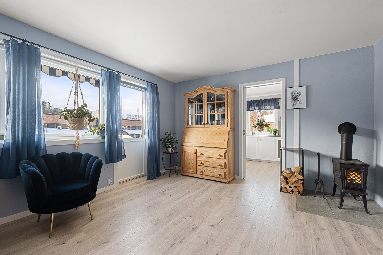 Stuen er nylig oppgradert med nytt gulv i 2025 Galleribilde