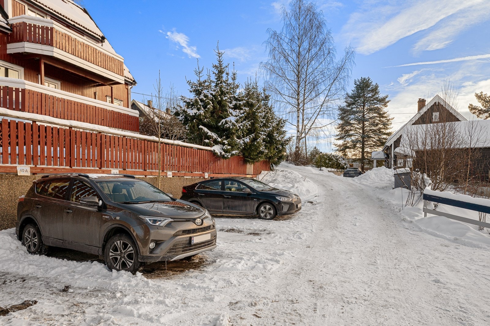Boligen har en biloppstillingsplass merket med husnummer Galleribilde
