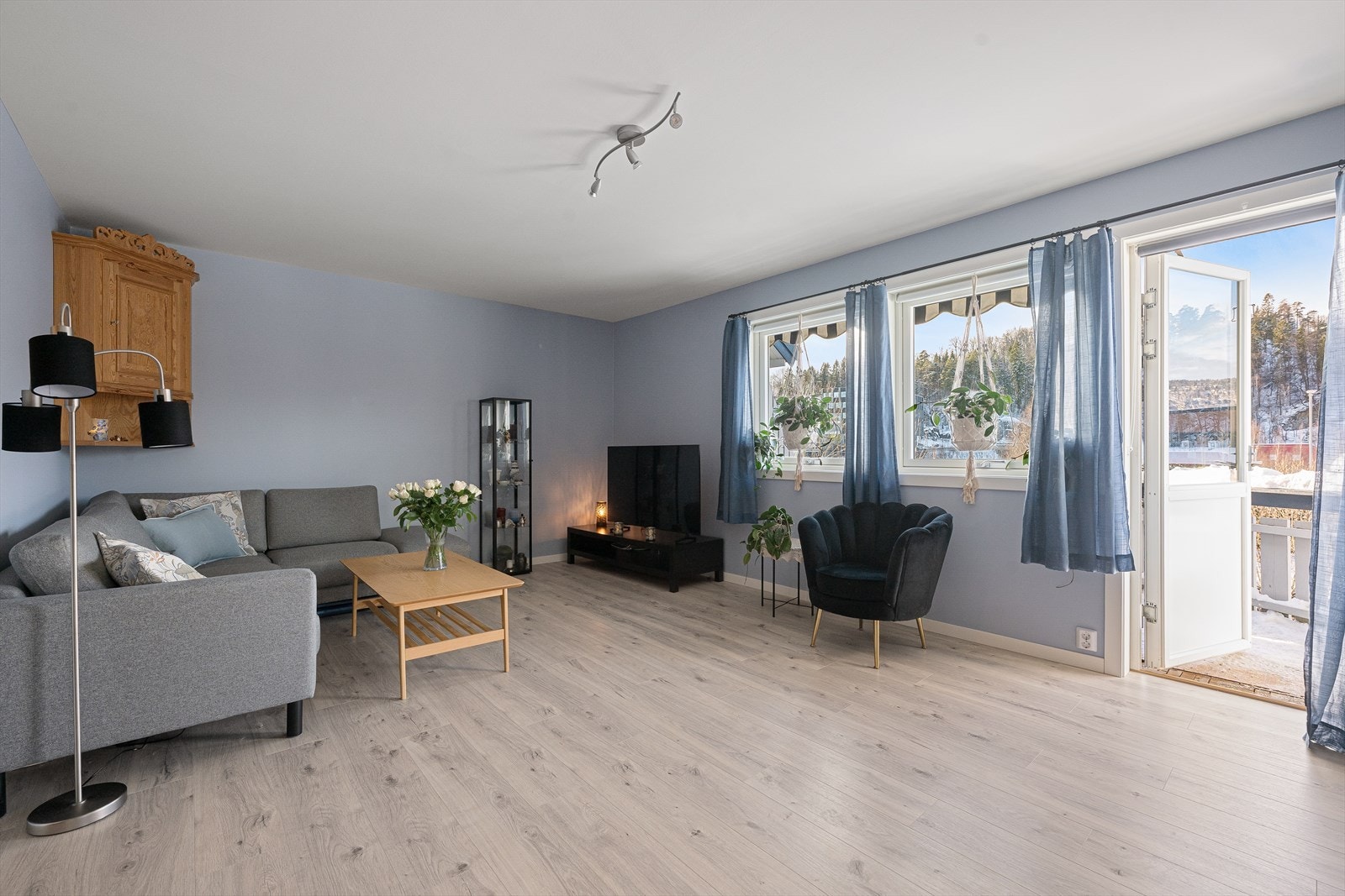 Velholdt og betydelig oppgradert vertikaldelt 2-mannsbolig over to plan Galleribilde