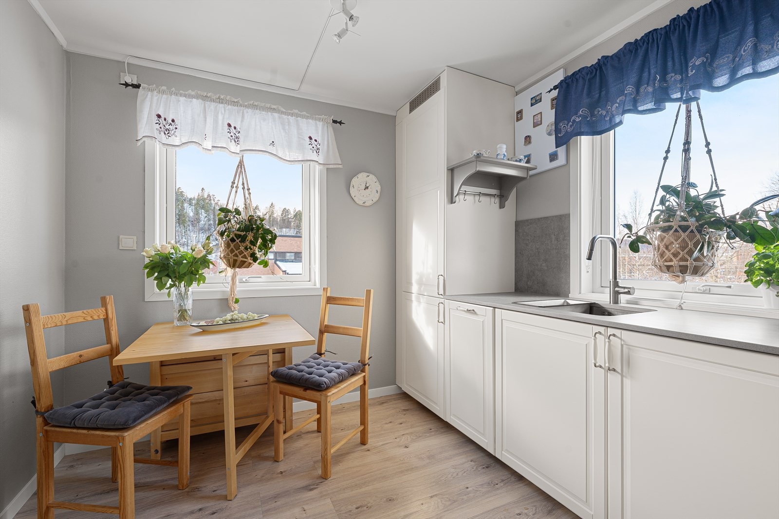 Tidsriktig og pent kjøkken fra 2022 med profilerte, malte fronter og gode arbeidsflater Galleribilde