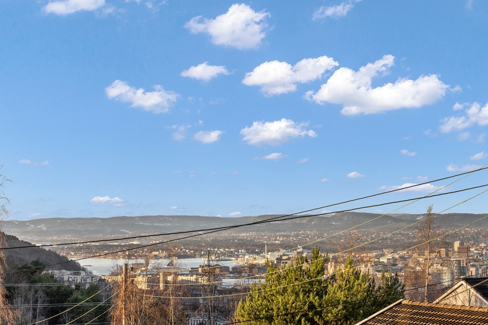 Fantastisk utsikt utover Oslofjorden fra innglasset balkong og kjøkken. Galleribilde