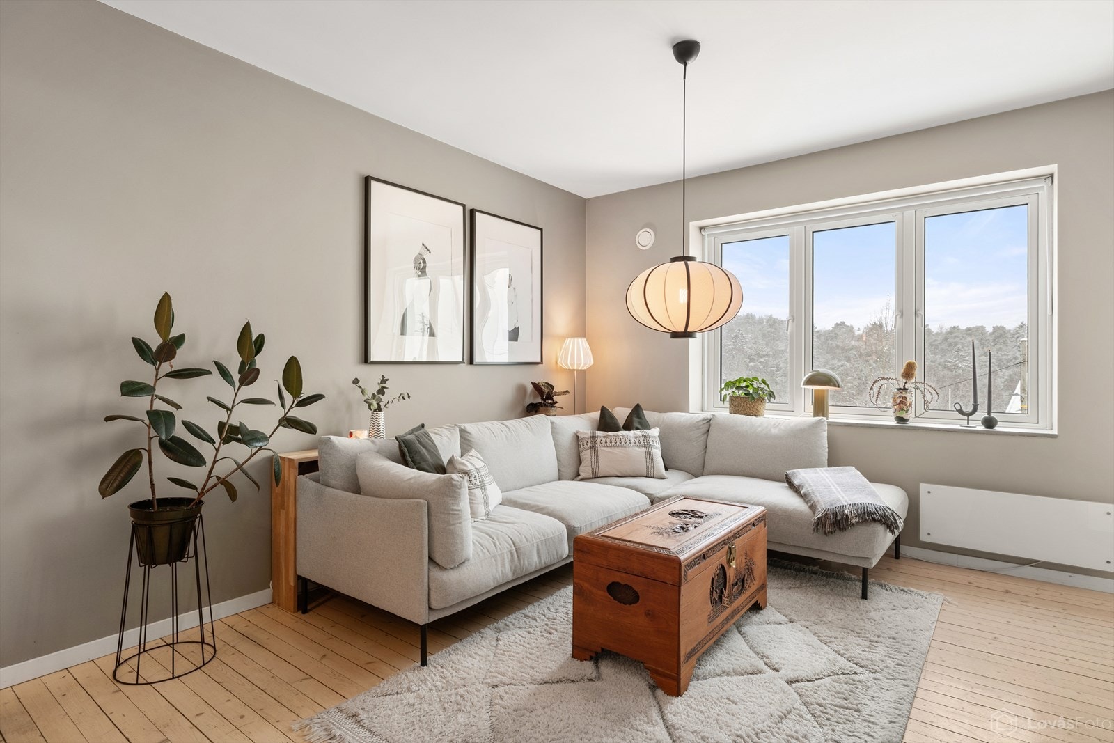 Stuen har store vindusflater som gir gode lys- og solforhold. Galleribilde