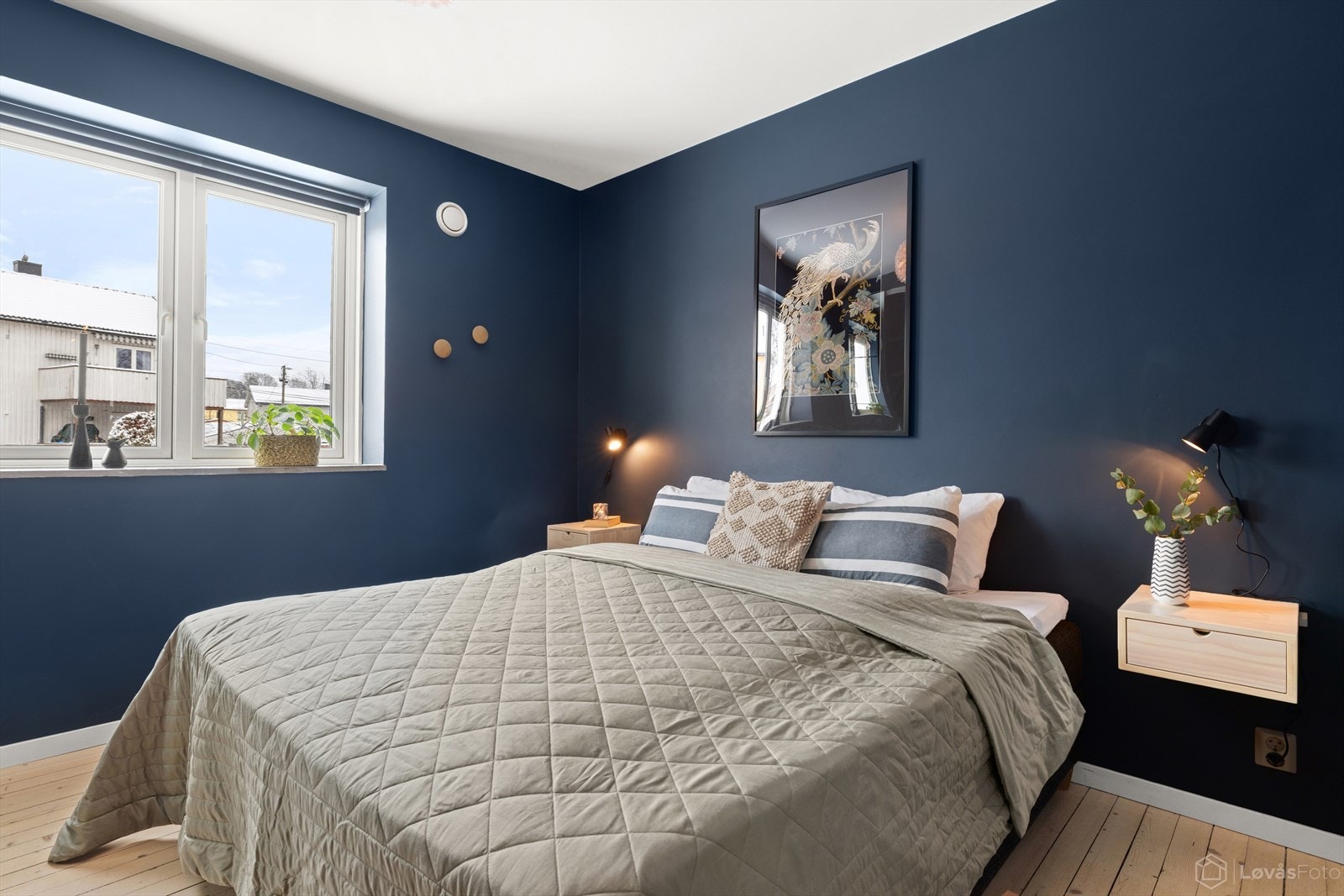 Hovedsoverommet | Romslig soverom med god plass til dobbeltseng og tilhørende nattbord. Galleribilde