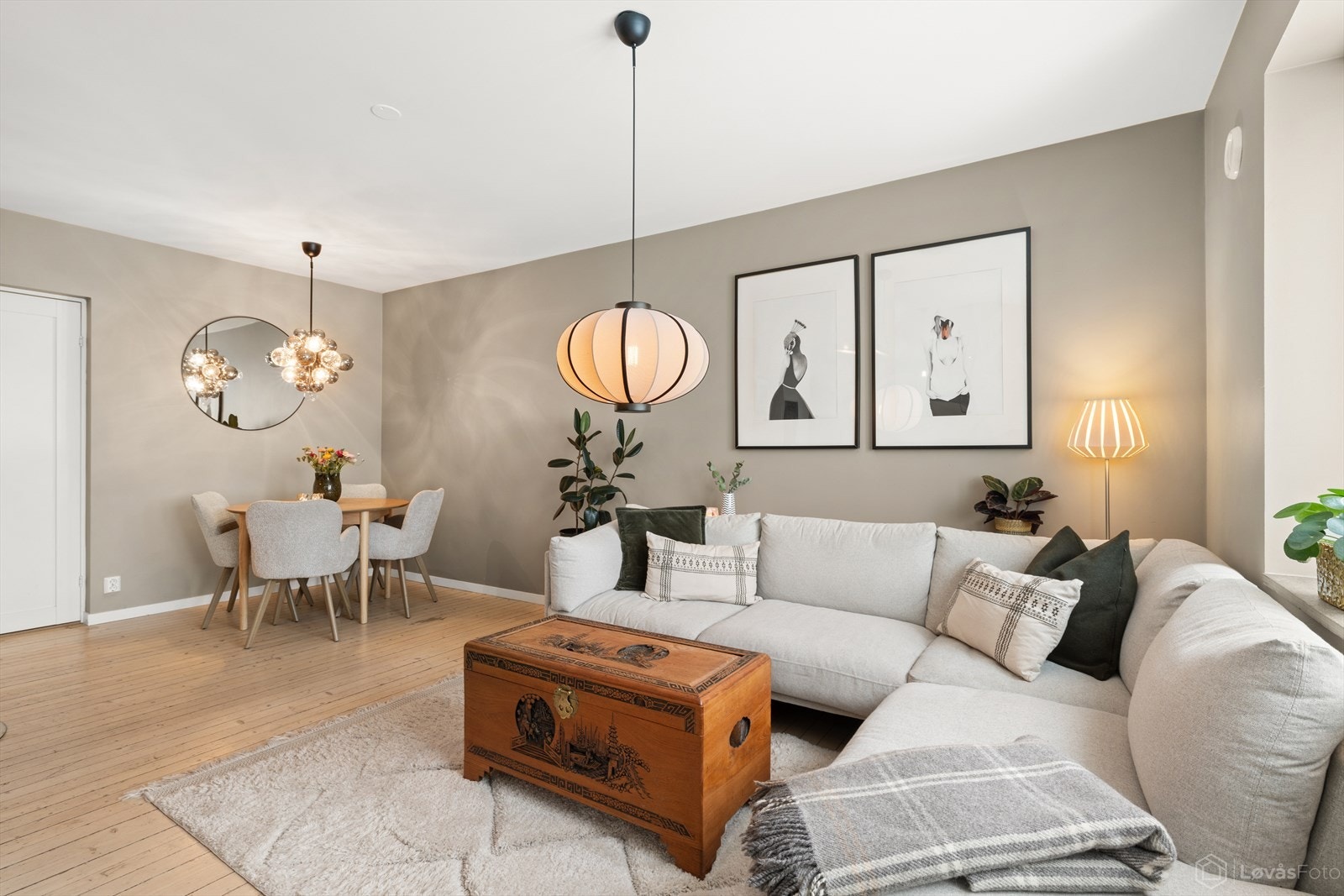 Lys og innbydende stue med god plass til spiseplass, sofagruppe og tv-seksjon. Galleribilde