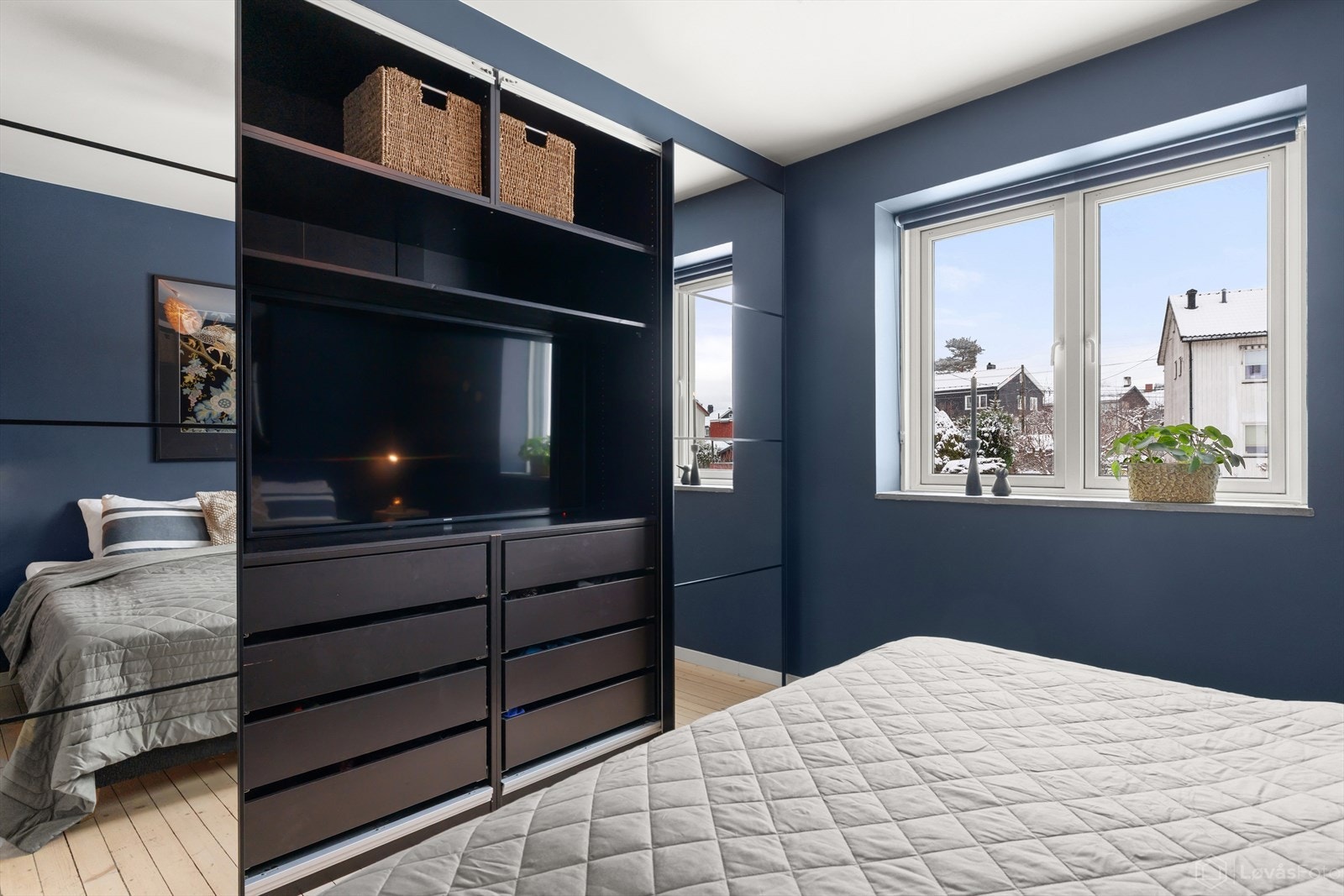 Praktisk skyvedørsgarderobe som gir rikelig med oppbevaringsplass. Galleribilde