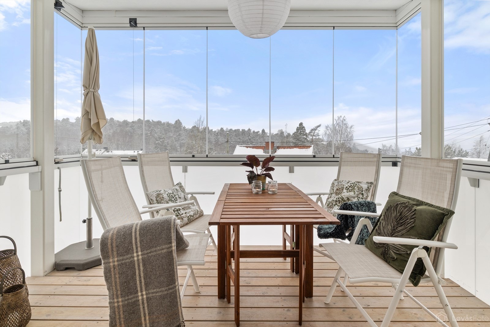 Fra stue er det utgang til solrik, innglasset balkong på ca. 10 kvm med god plass til sittegruppe. Galleribilde