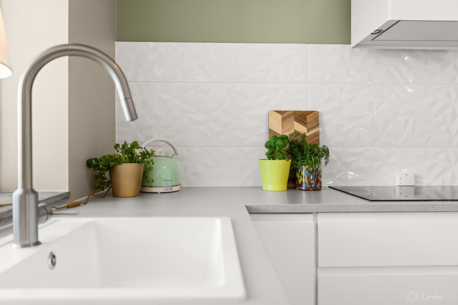 Kjøkkenet har laminat benkeplate. Det er installert vannstopp og komfyrvakt. Galleribilde