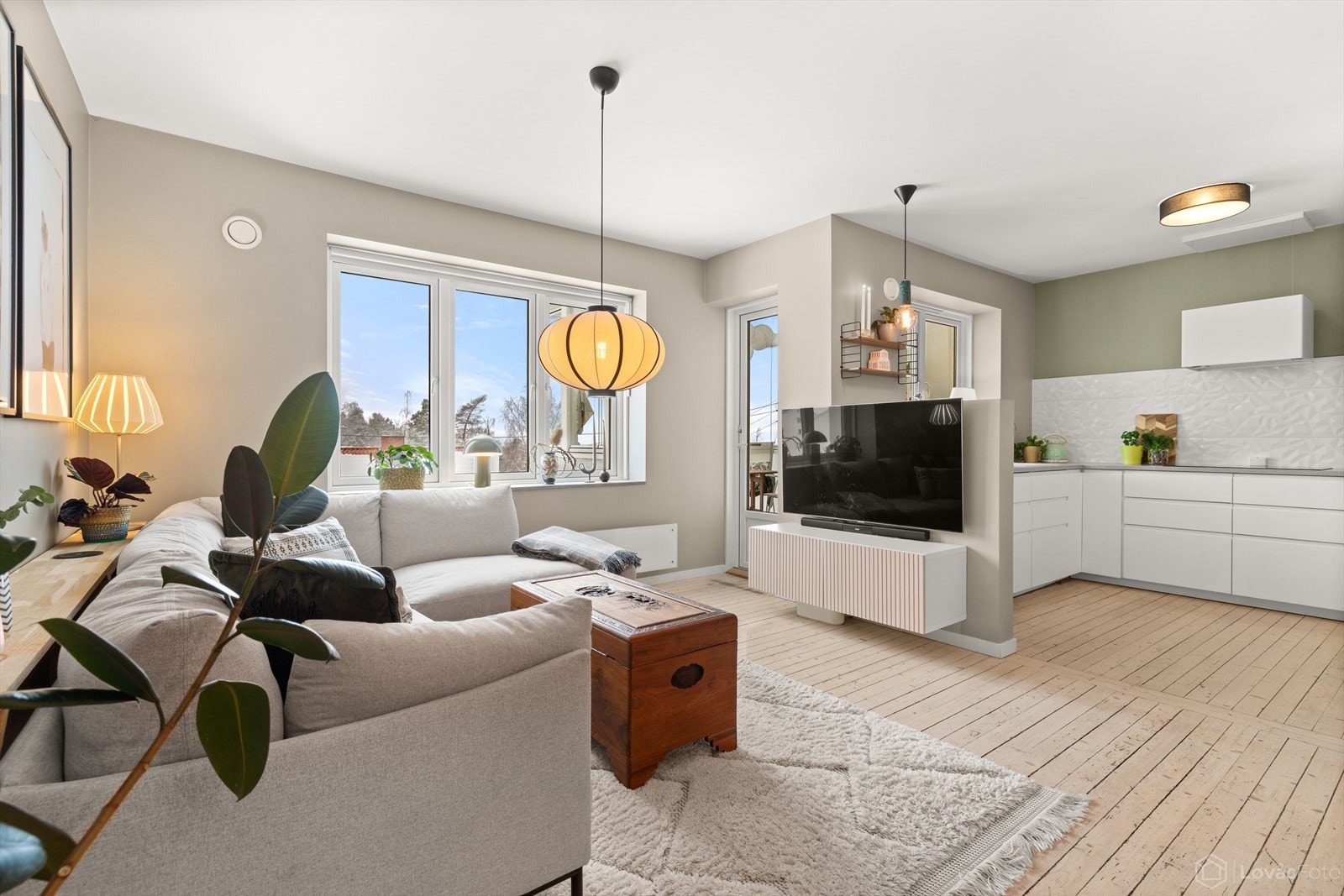 Stue- og kjøkken i åpen og sosial løsning. Galleribilde