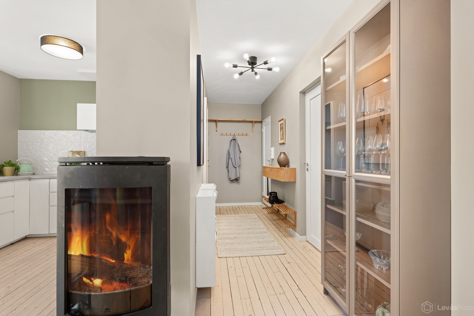 Fra stue og kjøkken leder en lys entré til soverom og bad. Galleribilde