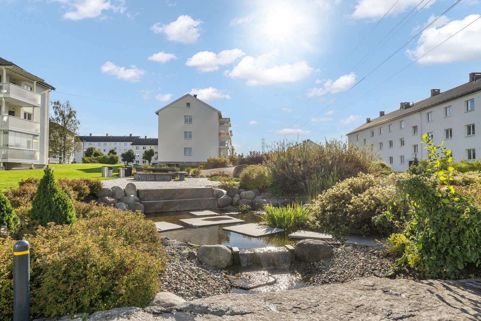 Her bor du med meget attraktivt og sentrumsnær beliggenhet. Galleribilde