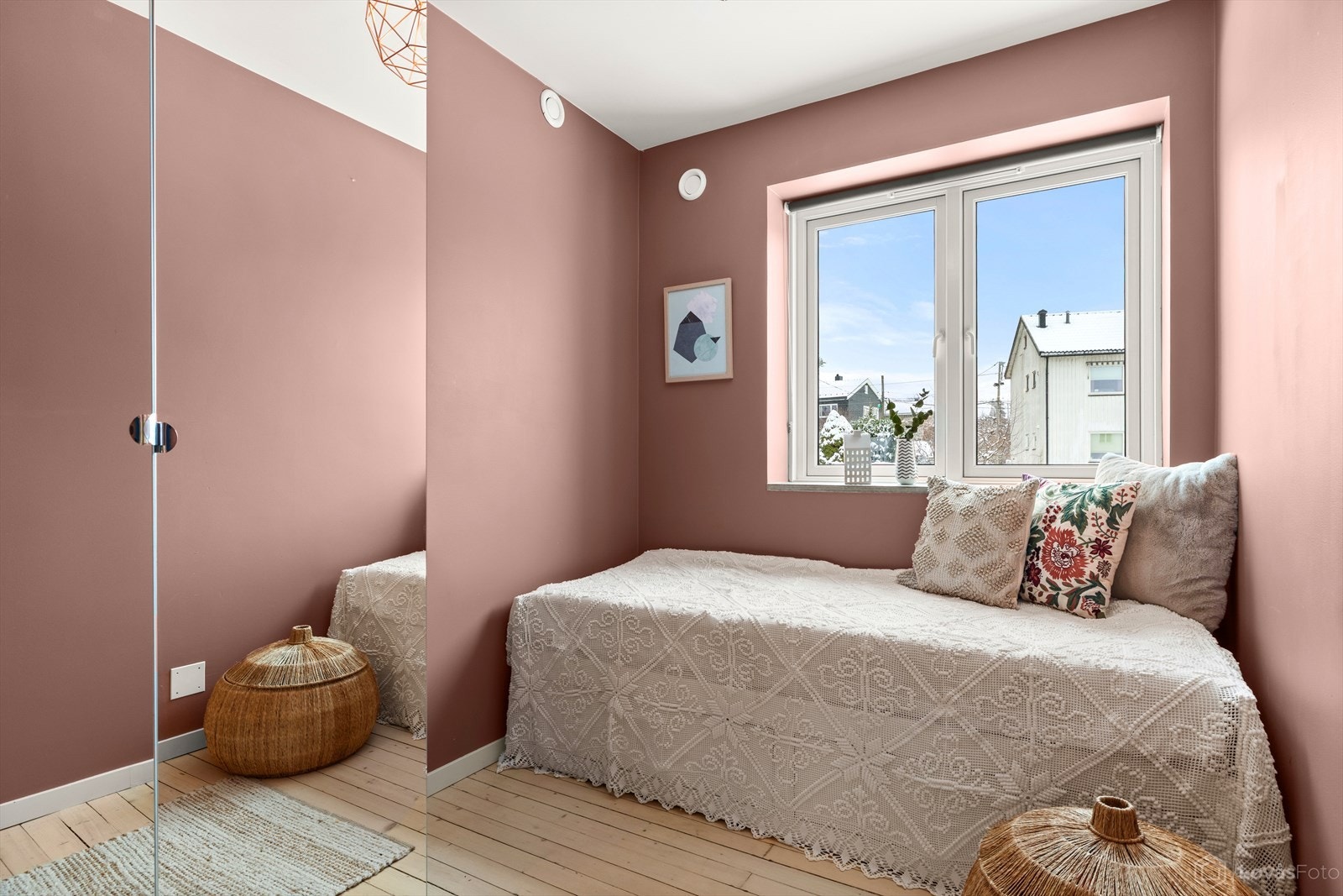 Soverom II | Innbydende rom med plass til seng, nattbord og garderobeløsning. Her det godt med naturlig lysinnslipp. Galleribilde