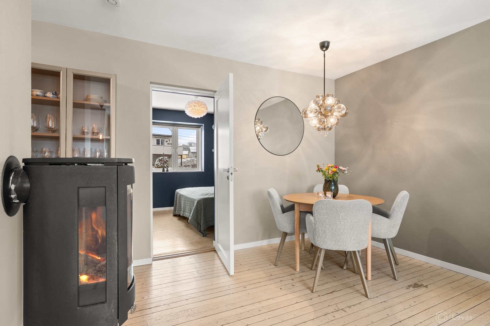 Leiligheten har en gjennomgående og god planløsning. Fra stuen er det tilgang til hovedsoverommet. Galleribilde