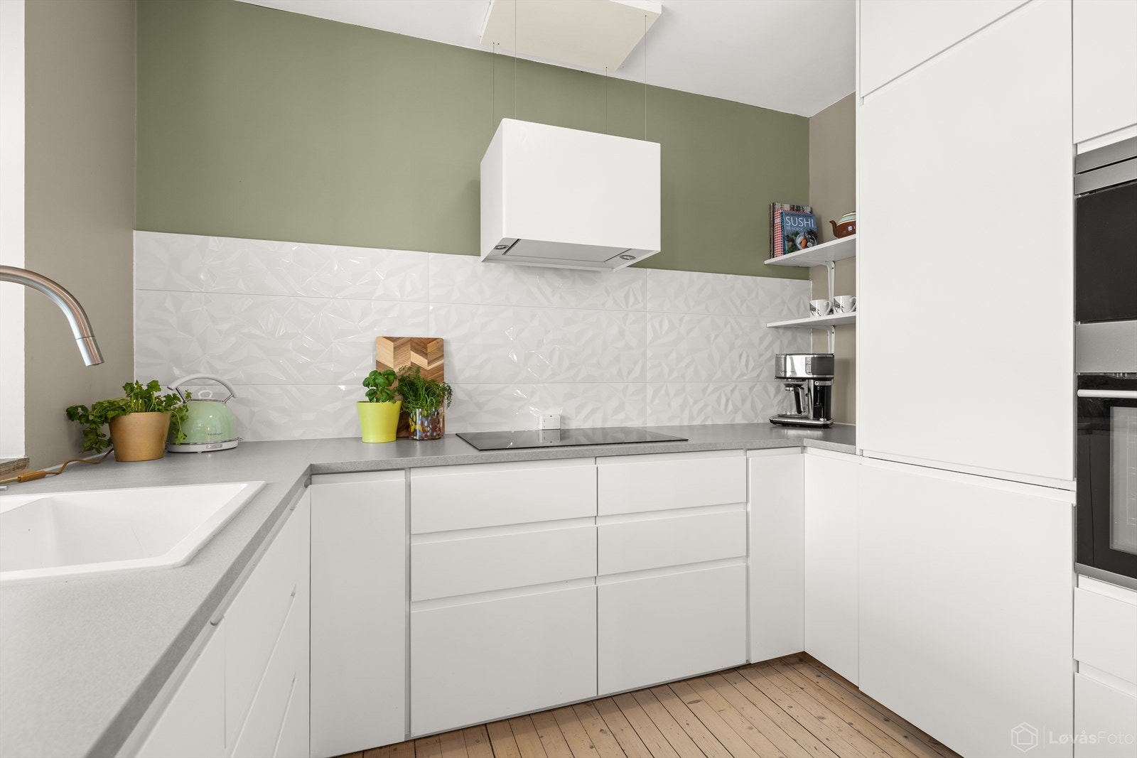 Kjøkkenet ble oppgradert i 2015 og har rikelig med benkeplass. Galleribilde