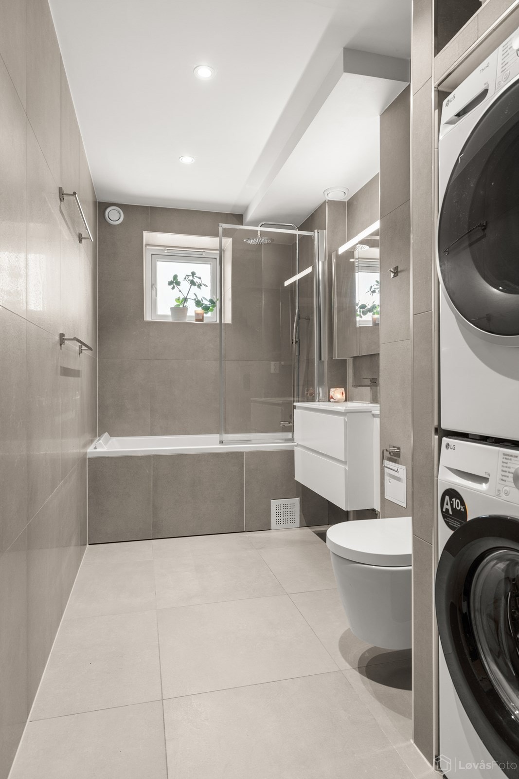 Downlights i himling skaper en lun atmosfære. Badet har varmekabler i gulv og opplegg for vaskesøyle. Varmtvann er inkludert i felleskostnadene. Galleribilde