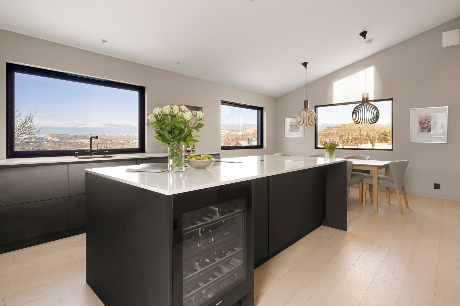 Halvøy med integrert kokesone gir gode arbeidsflater, rikelig med oppbevaringsplass samt en hyggelig sitteplass som innbyr til uformelle måltider og samvær. Galleribilde