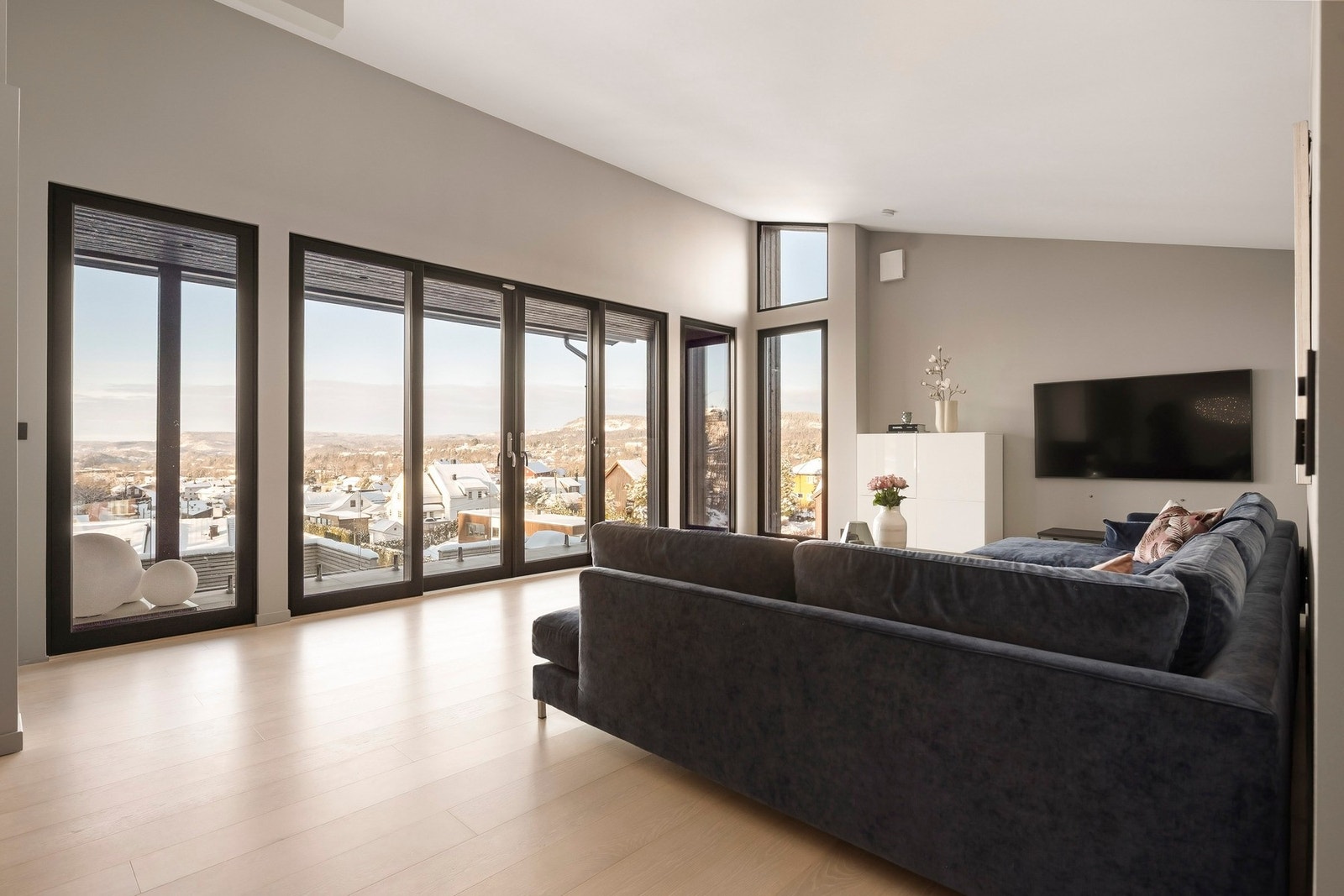 Stuen har god utforming med naturlig plass til en spisegruppe, sofa og TV med tilhørende møblement. Galleribilde