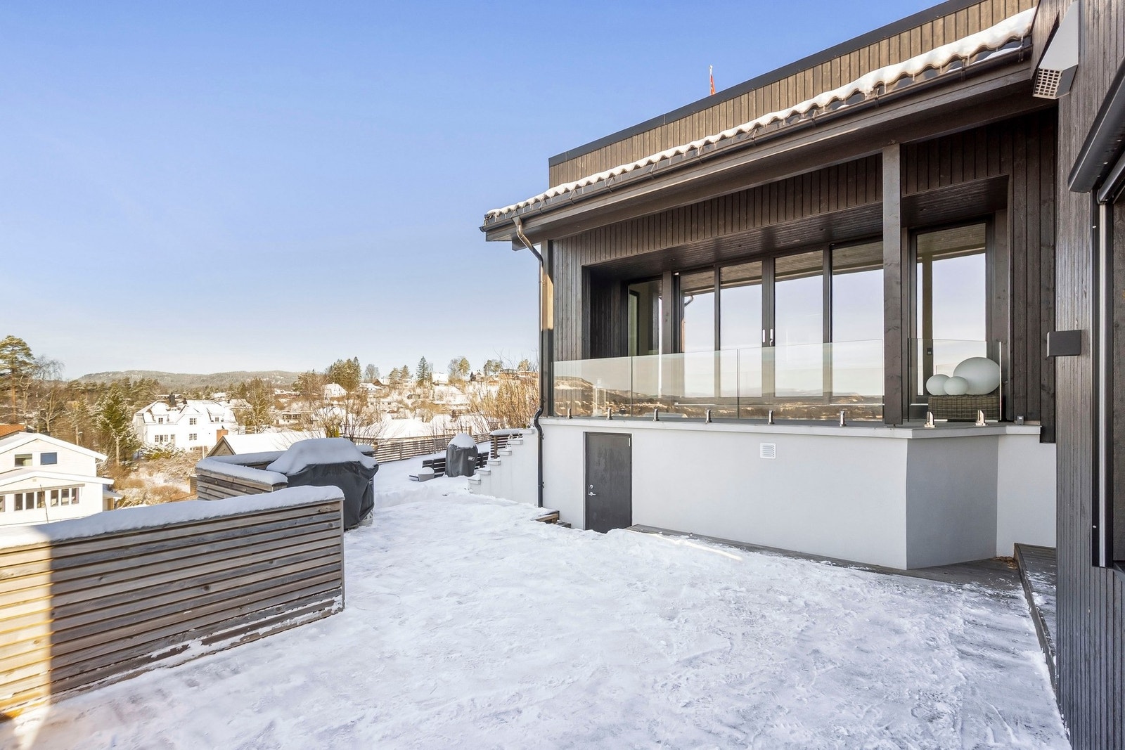 Her har du god plass til en større sittegruppe, grill og dekorativ beplantning. Galleribilde