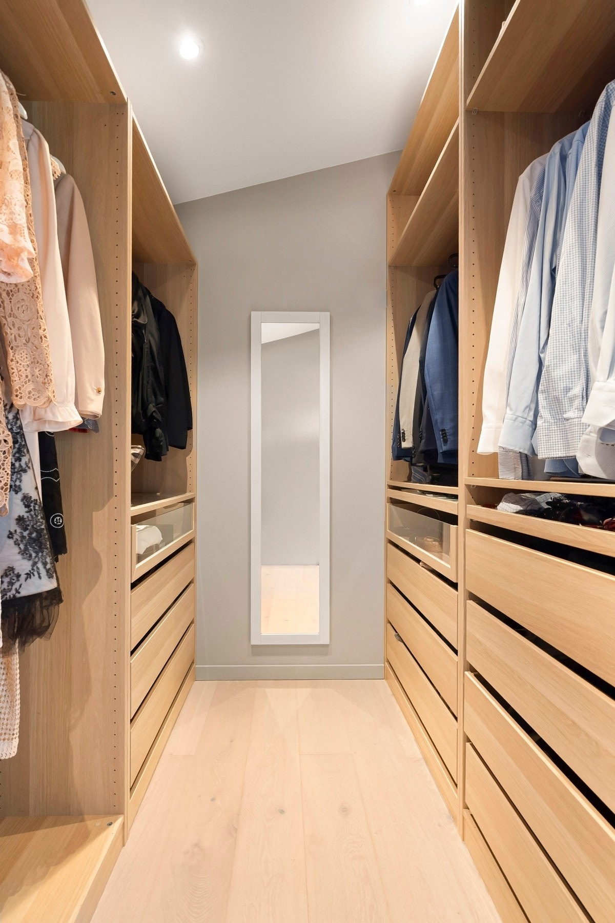 Romslig walk-in-closet med gode oppbevaringsløsninger, som gir både orden og en eksklusiv følelse i hverdagen. Galleribilde