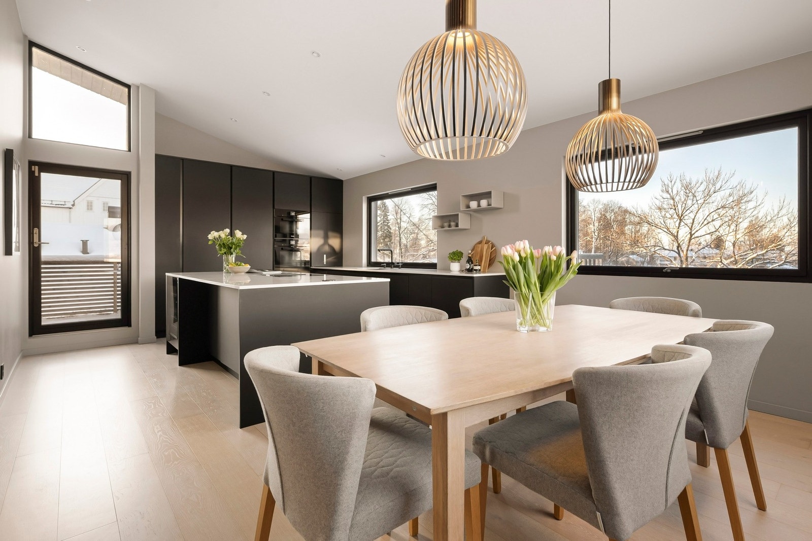 Her er det god plass til et stort spisebord, slik at du enkelt kan samle familie og venner til hyggelige middager og feiringer. Galleribilde