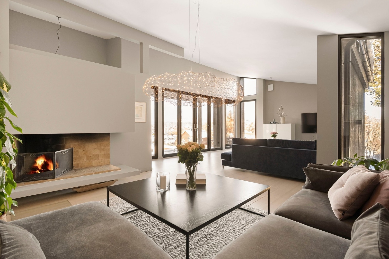 Denne eksklusive og svært påkostet eneboligen ligger tilbaketrukket på en solrik tomt i et attraktivt og veletablert boligområde. Galleribilde