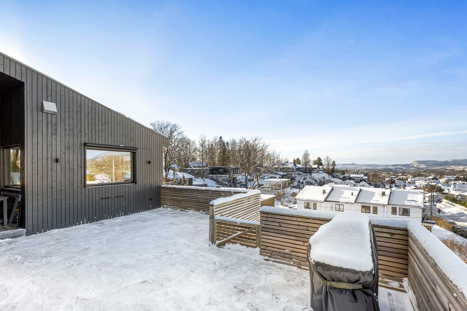 Eiendommen går over 2 plan og kombinerer eksklusivitet, fantastisk utsikt og en gjennomført easy living -følelse i ett helhetlig uttrykk. Galleribilde