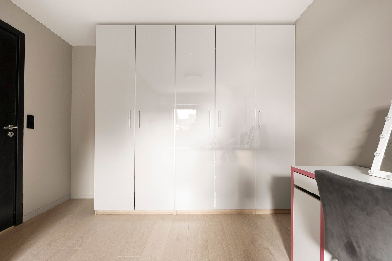 Rommene kan innredes etter behov og passer utmerket som barnerom, gjesterom, kontor eller garderoberom. Galleribilde