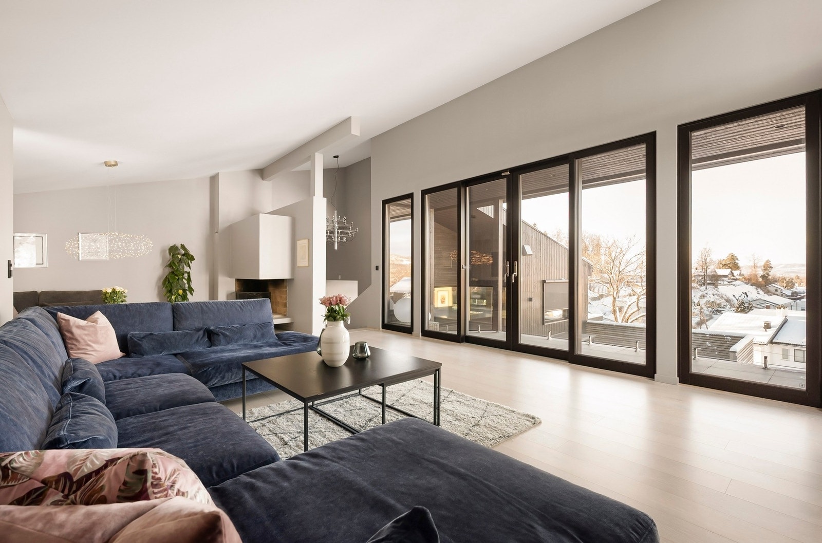 Stuen gir en varm og komfortabel ramme for både rolige hverdager og hyggelige sammenkomster med familie og venner. Galleribilde